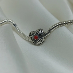 Dije tipo pandora - Coraz�n con cubic rojo