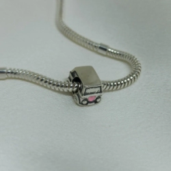 Dije tipo pandora - Auto con coraz�n rosa