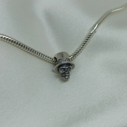 Dije tipo pandora -  Calavera con galera