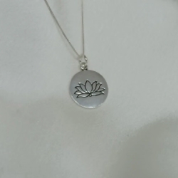 Dije Medalla con Flor de Loto
