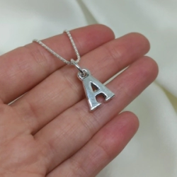 Dije inicial "A" chica  - Inflada