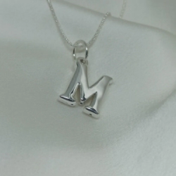 Dije Inicial "M" Grande - Inflada