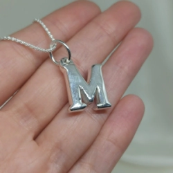 Dije Inicial "M" Grande - Inflada