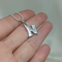 Dije Inicial "N" Chica - Inflada