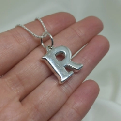 Dije Inicial "R" Grande - Inflada