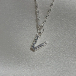 Dije Inicial "V" - Micropiedra