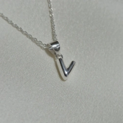 Dije Inicial "V" - Colgante