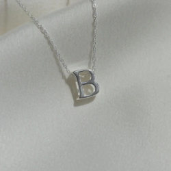 Dije inicial "B" Pasante