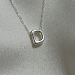Dije inicial "D" Pasante