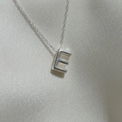 Dije inicial "E" Pasante
