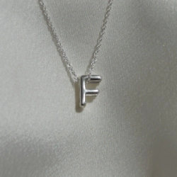 Dije inicial "F" Pasante