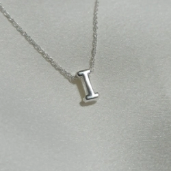 Dije inicial "I" Pasante