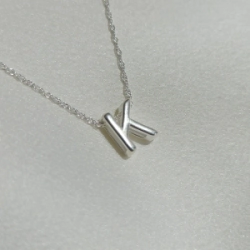 Dije inicial "K" Pasante