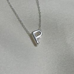 Dije inicial "P" Pasante