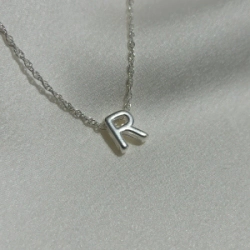 Dije inicial "R" Pasante