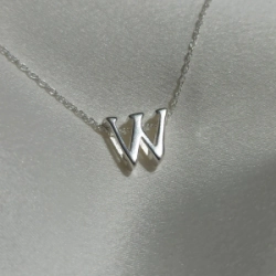 Dije inicial "W" Pasante