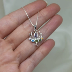 Dije flor de loto y siete chakras - Modelo N� 71