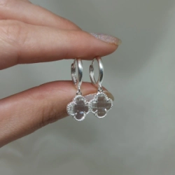 Huggies micropiedra con dije  - Tipo vancleef